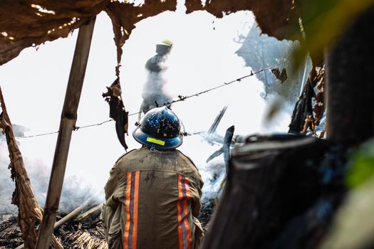 Brand in Denieuws met brandweerwagens bij woonstraat in Wolvega en rook boven de daken