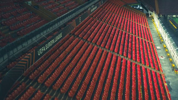 Supporters kijken champions league wedstrijden op groot scherm tijdens een voetbalavond in Denieuws