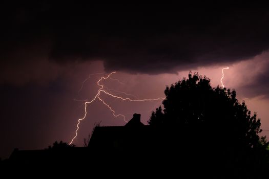 Noodweer boven Denieuws met donkere wolken, natte wegen en langzaam verkeer in de regio