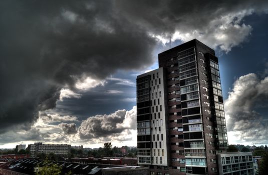 Donkere wolken en stevige wind boven de kust tijdens storm Humberto Nederland