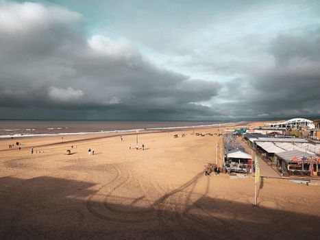 Uitzicht op Scheveningen en de skyline met weer Den Haag: wolken, zon en wind aan de kust