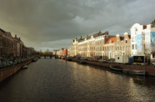 Straatbeeld op de Grote Markt met wolken en passanten bij weer Haarlem vandaag