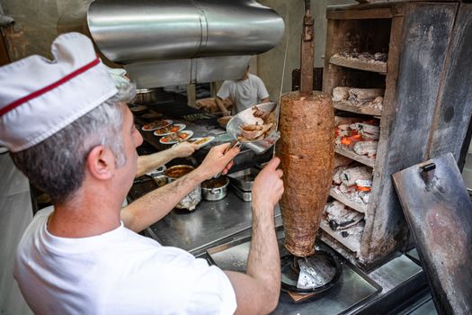 Beste doner Denieuws in beeld: vers gesneden döner op warm brood bij een afhaalzaak in het centrum