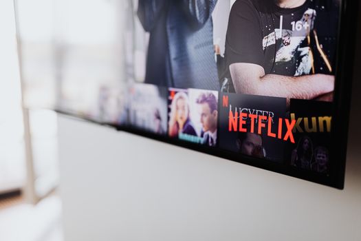 Spannende Netflix-serieavond in een donkere woonkamer, passend bij beste serie Netflix 2026