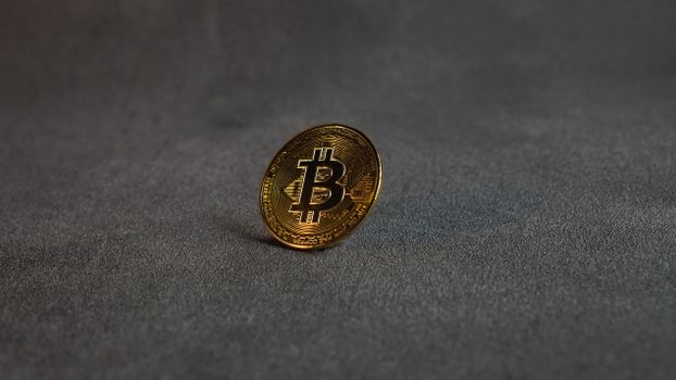 Grafiek van de bitcoin koers op een scherm met wereldkaart en live nieuwsfeeds op de achtergrond