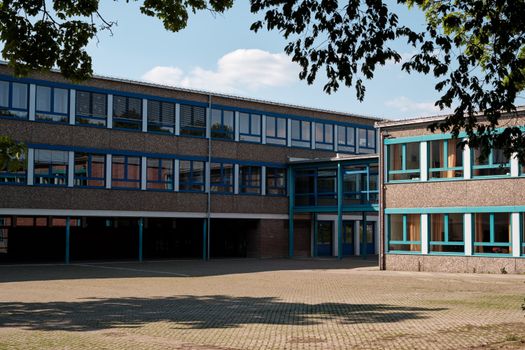 Kalender met denieuws schoolvakanties voor regio noord, midden en zuid op een bureau
