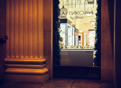 Luxe Guerlain parfumflacon op tafel met wetenschappelijke uitleg over geurbeleving en ingrediënten