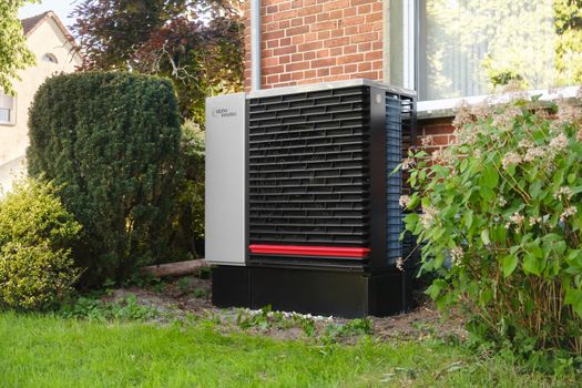 Compacte hybride warmtepomp zonder buitenunit in technische ruimte van een woning