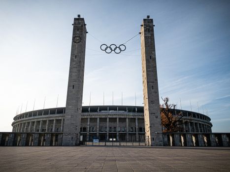 Kunstrijdster op olympisch ijs tijdens kunstschaatsen olympische spelen 2026