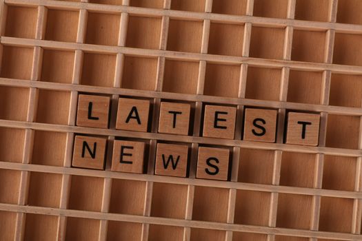 Redactiescherm met laatste nieuws Oekraïne en kaart met internationale updates