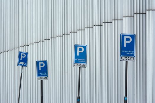 Geparkeerde auto's in het centrum bij parkeervergunning Denieuws