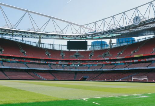 Premier League wedstrijden op groot scherm in een sportcafé in Denieuws met supporters tijdens een topduel
