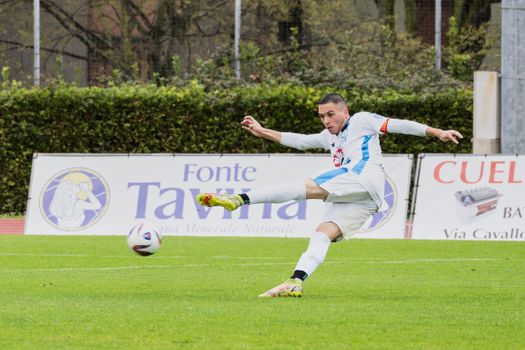 Vol voetbalstadion bij een topper in de Serie A met supporters en spelers in actie