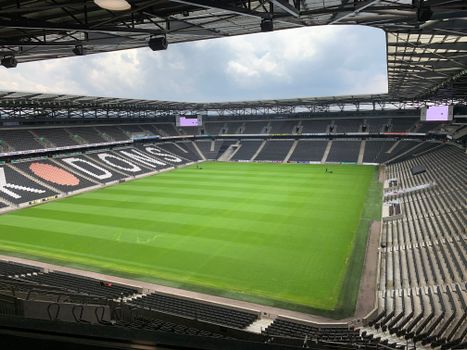 Supporters volgen voetbal vandaag op een groot scherm in een sportkantine in Denieuws