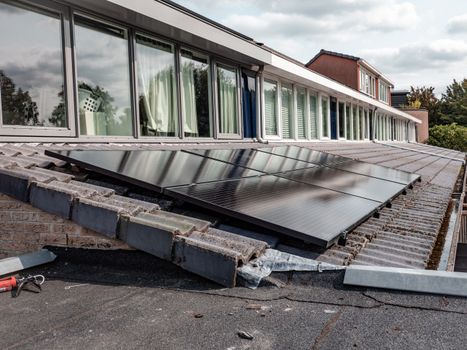 Zonnepanelen met stekker op een balkon bij een woning in Denieuws