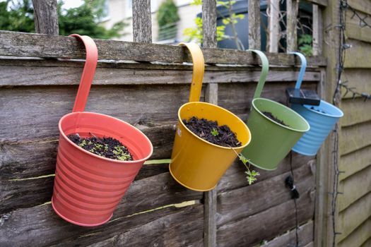Slim ingerichte kleine achtertuin met compacte eethoek, bank met opbergruimte, pergola en veel groen