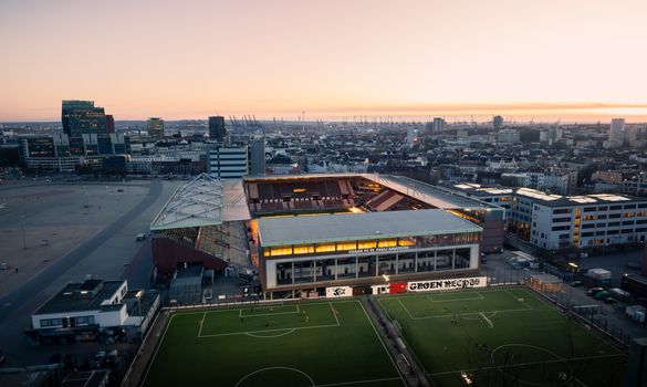 Ajax transfers in beeld: spelers op trainingsveld bij de Johan Cruijff ArenA tijdens voorbereiding op nieuw seizoen