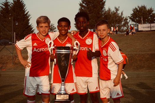 Ajax wedstrijden op het scorebord in de Johan Cruijff ArenA vlak voor een belangrijke Europese aftrap