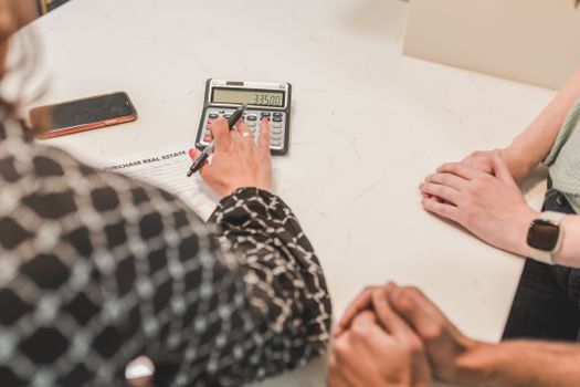 Rekenvoorbeeld van een annuïteitenhypotheek met maandlasten, rente en looptijd naast een rekenmachine