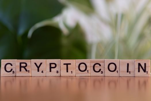 Open krant met cryptogram en notities over financiële puzzelwoorden zoals pensioen en hypotheekrenteaftrek