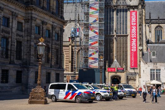 de bondgenoten nieuws op tv-scherm met realitydeelnemers en reacties op een smartphone