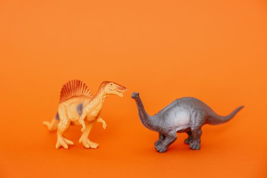 Wetenschappers onderzoeken een groot dinosaurusfossiel in een opgraving met botten en gesteentelagen zichtbaar