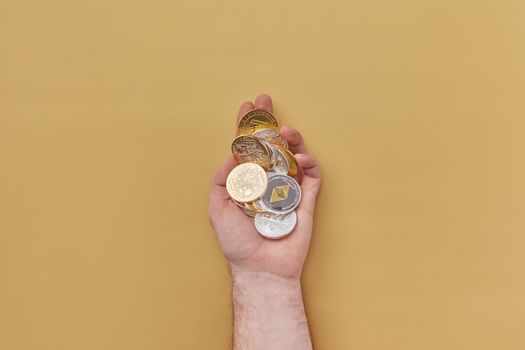Koersgrafiek van Fetch.ai op een laptop met AI-icoon en crypto-marktdata in beeld