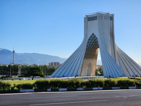 Iran nieuws op scherm met kaart van het Midden-Oosten, olieroute en marktcijfers