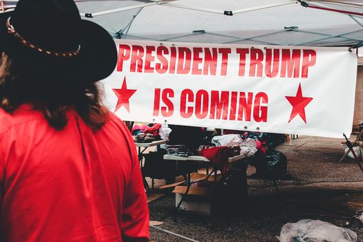 Laatste nieuws trump op redactiescherm met Witte Huis, NAVO-vlag en verkiezingskaart van de VS
