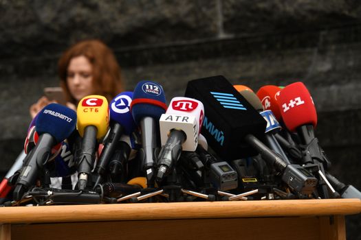 oekraïne nieuws op scherm met kaart van Europa, frontlijnen en sancties in beeld
