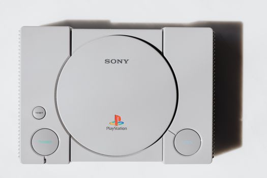 Conceptbeeld van de PlayStation 6 met controller en blauwe verlichting