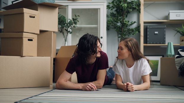 Stel bespreekt kosten en inrichting aan de keukentafel bij het samenwonen