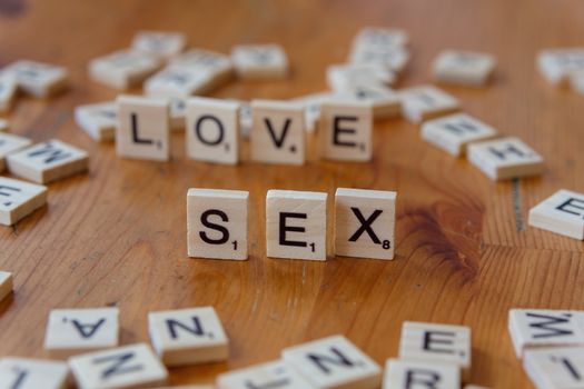 Zoekresultaten voor sexverhalen op smartphone in een café in Denieuws