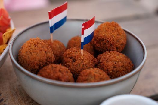 Overzicht van food- en lifestyletrends in Nederland met snelle gerechten, festivaloutfits en zomerse vakantiesferen