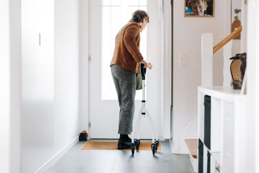 Oudere man en vrouw in een veilige, koele woonkamer met goede verlichting en hulpmiddelen in huis
