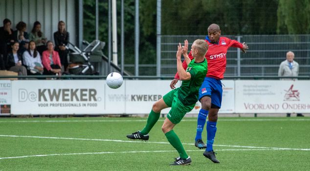 Voetbalprimeur-overzicht met supporters die transfernieuws en Oranje-updates volgen in een stadion