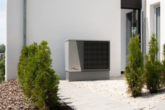 Compacte warmtepomp zonder buitenunit in de technische ruimte van een modern appartement