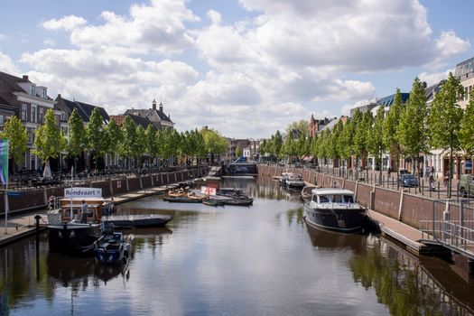 Het weer Breda vandaag op de Grote Markt met wolken, fietsers en terrassen in het centrum