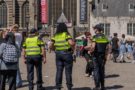 Supporters kijken naar wk 2026 op groot scherm in een sportcafé met Oranje-vlaggen en sjaals