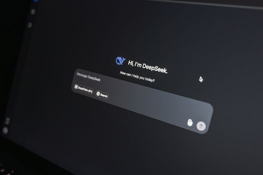 Persoon gebruikt smartphone en laptop terwijl ai-toepassingen zichtbaar zijn in zoekresultaten, video en reisapps