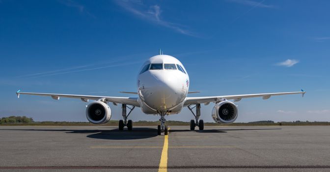 Smartphone met Air Miles-app naast kassabon en winkelmandje in Nederlandse supermarkt