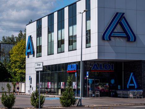 Voorzijde van een aldi in Denieuws met parkeerplaatsen en winkelwagens bij de ingang