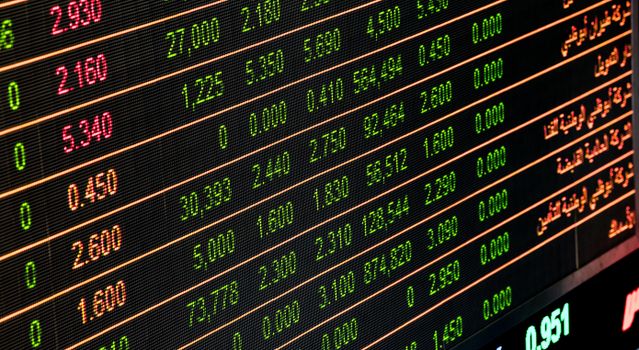Beurskoers AEX bedrijven vandaag op een scherm met koersgrafieken van Nederlandse aandelen