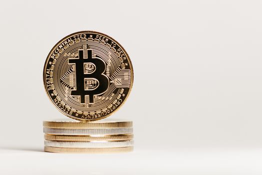 Grafiek van de bitcoin koers op een smartphone met rode en groene candles