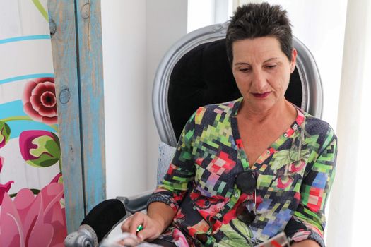 Portret van Denise Boekhoorn in een stijlvolle entertainment- en eventsetting