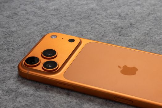 Dunne iPhone 17 Air naast een iPhone 16 en iPhone 17 Pro ter vergelijking van ontwerp en dikte