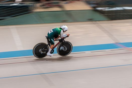 Kjeld Nuis tijdens een 1000 meter op de langebaan, vol in de bocht en op weg naar de finish