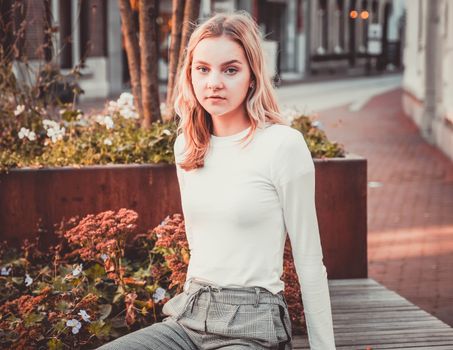 Kandidaat bekijkt linda meiden vacatures op laptop en schrijft een sollicitatiebrief