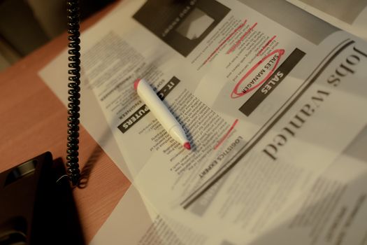Werkplek met laptop en notities voor linda vacatures in redactie, marketing en sales