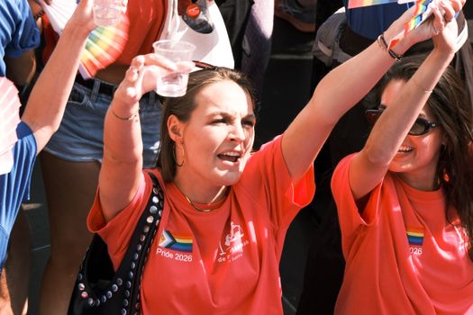 LINDA. Vakantieboek 2026 op een strandlaken met zonnebril, drankje en zomerse accessoires